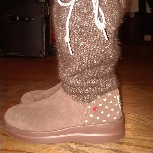 UGGS - Picture 3 of 6
